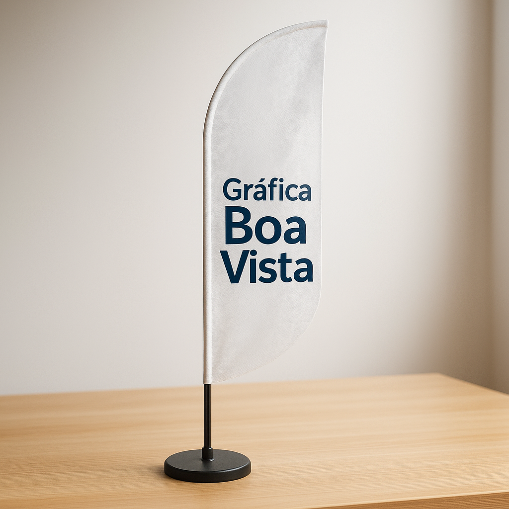 Windbanner personalizado em Curitiba em frente a uma loja, com destaque visual para divulgação