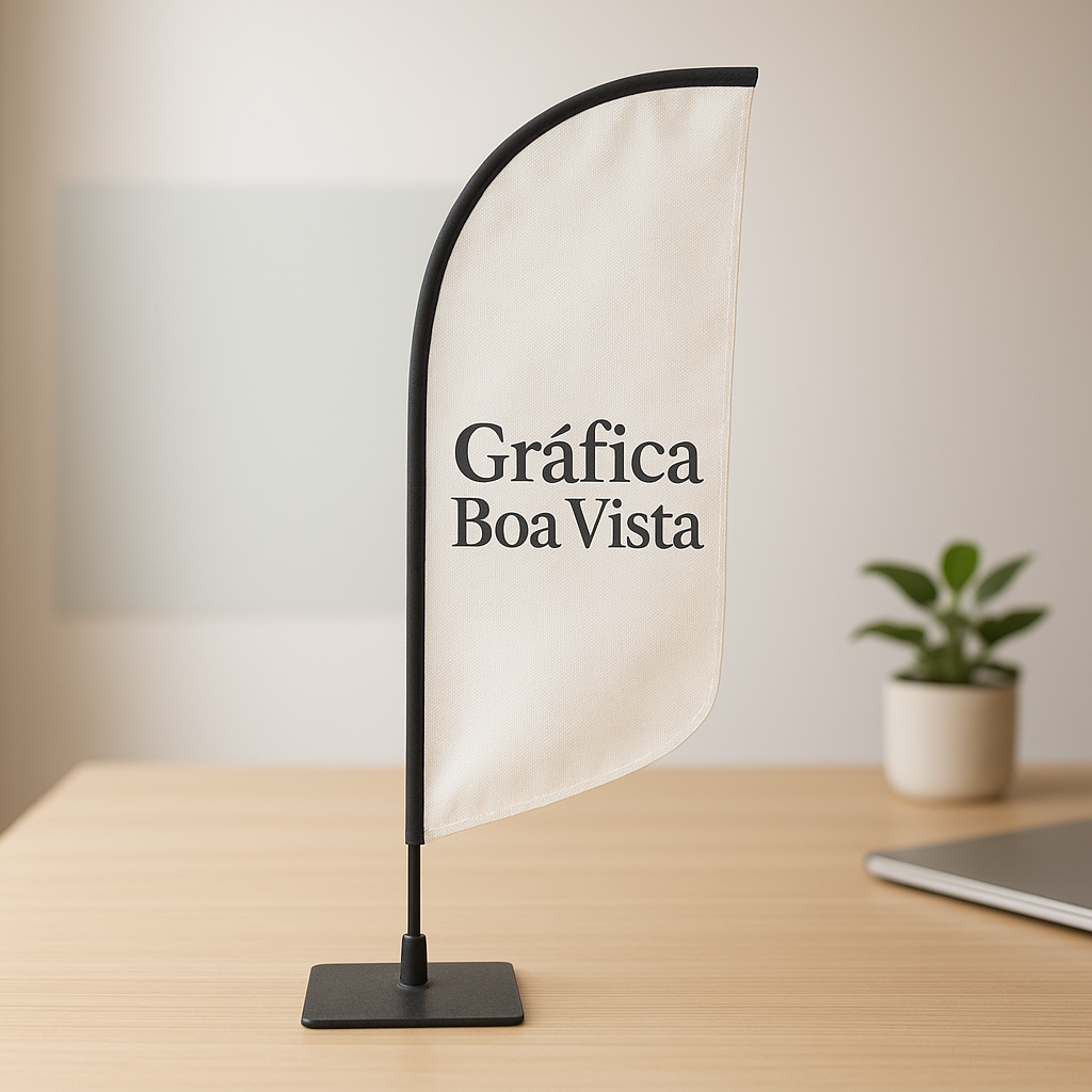 Windbanner em frente à entrada de uma clínica, com visual limpo e profissional