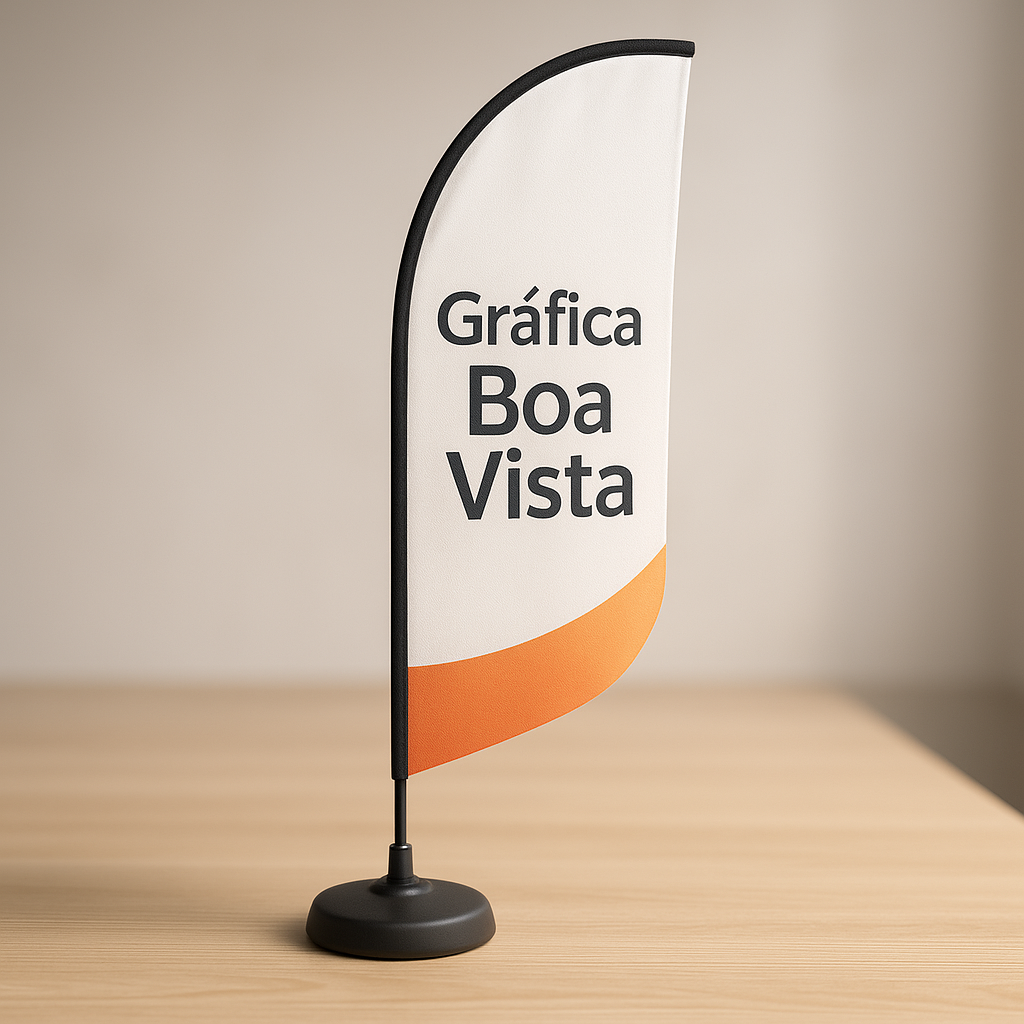 Windbanner instalado na fachada de uma loja em Curitiba, destacando comunicação promocional