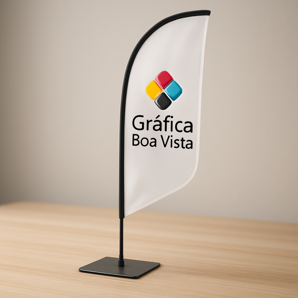 Windbanner instalado na fachada de uma loja em Curitiba, destacando comunicação promocional