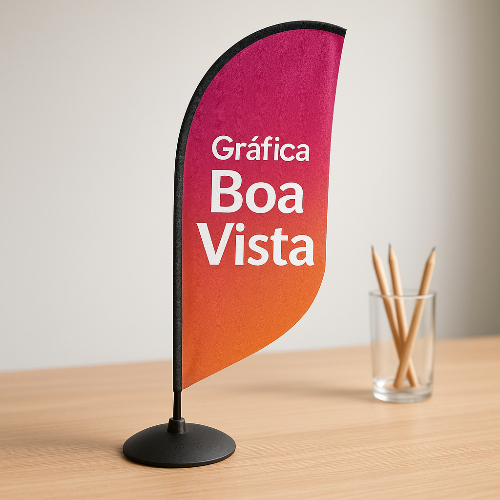 Windbanner instalado na frente de uma loja em Curitiba, com foco em divulgação comercial