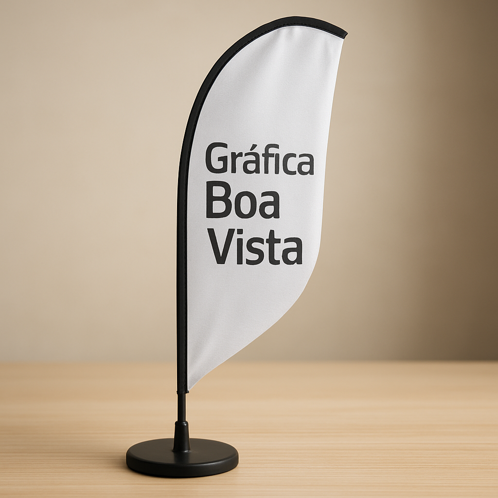Windbanner instalado na frente de uma loja em Curitiba, com foco em divulgação comercial