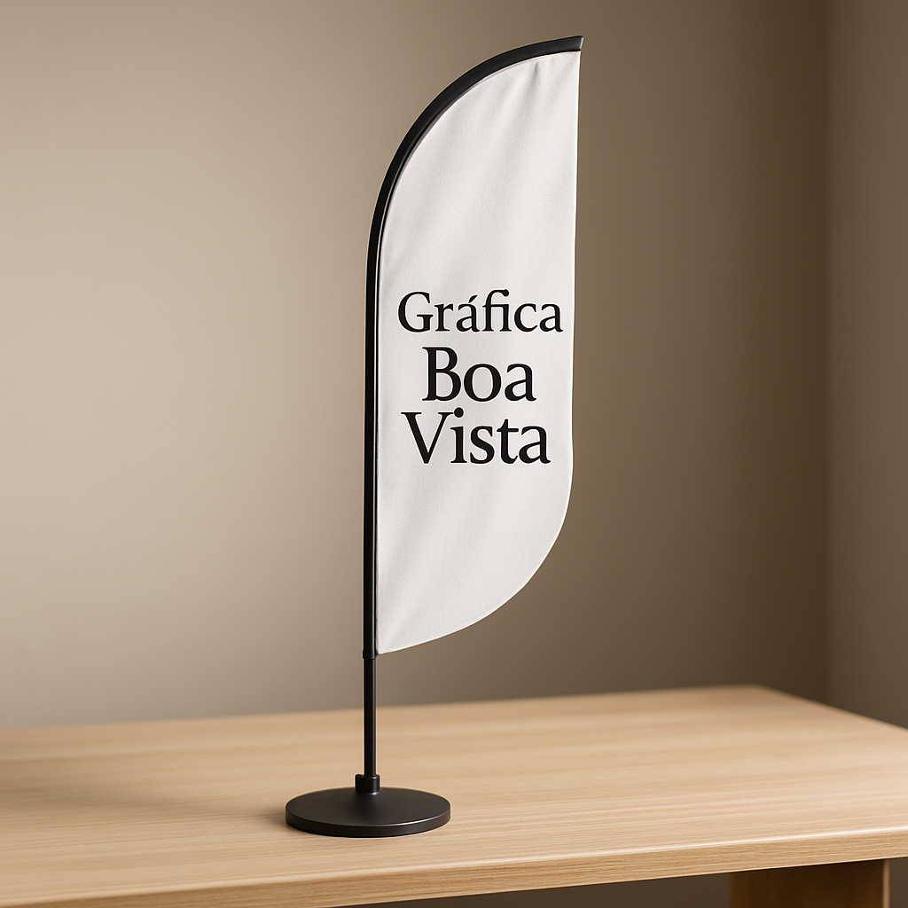 Windbanner impresso em ambiente externo, com visual comercial e acabamento profissional