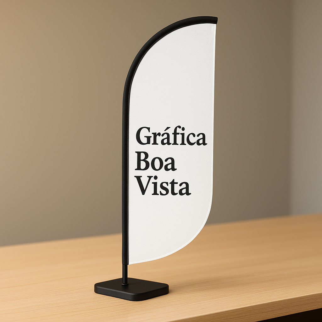 Windbanner personalizado instalado na frente de uma loja, em ambiente urbano de Curitiba