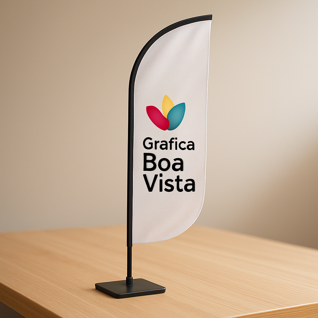 Windbanner personalizado instalado na frente de uma loja, em ambiente urbano de Curitiba