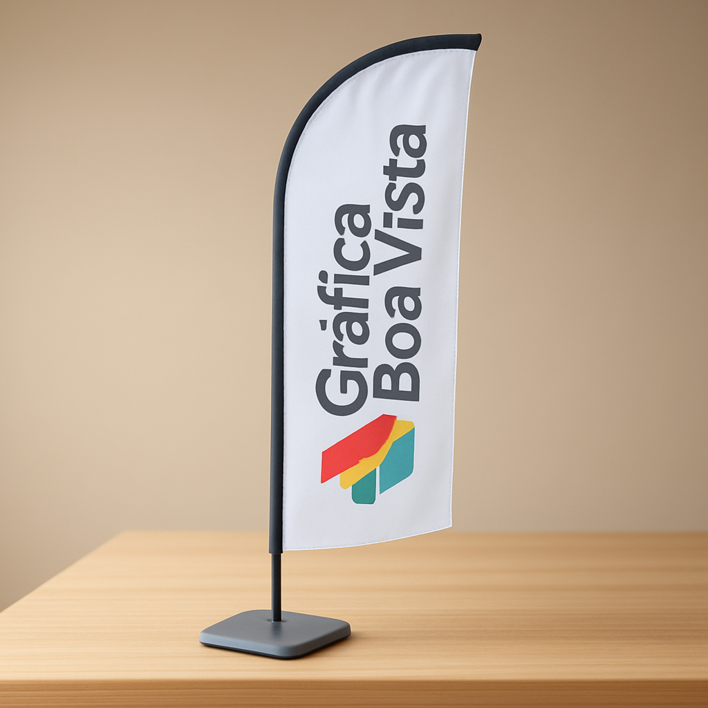 Windbanner personalizado instalado na frente de uma loja, em ambiente urbano de Curitiba