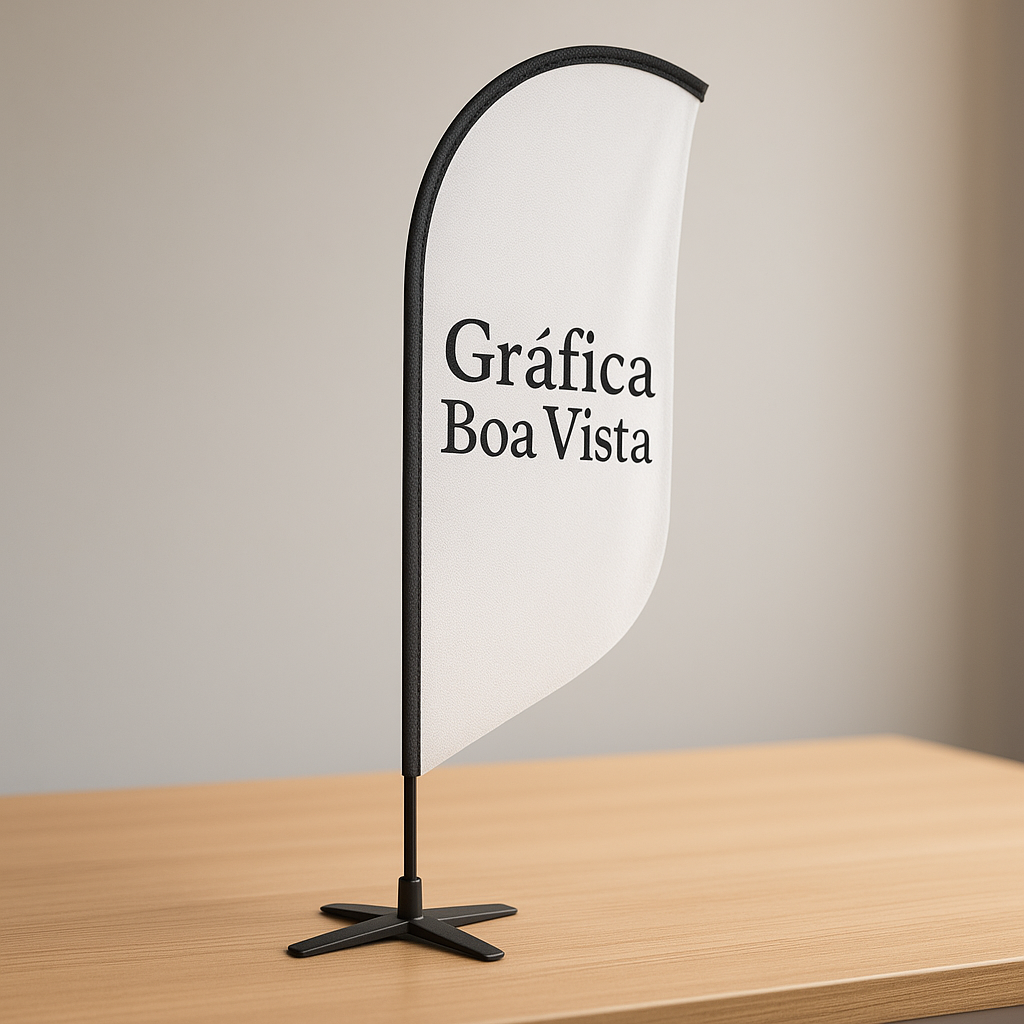 Windbanner em frente a uma loja, em Curitiba, com foco em comunicação visual e destaque de marca.