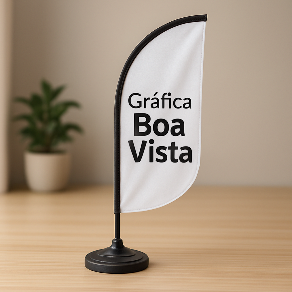Windbanner em frente a uma loja, em Curitiba, com foco em comunicação visual e destaque de marca.